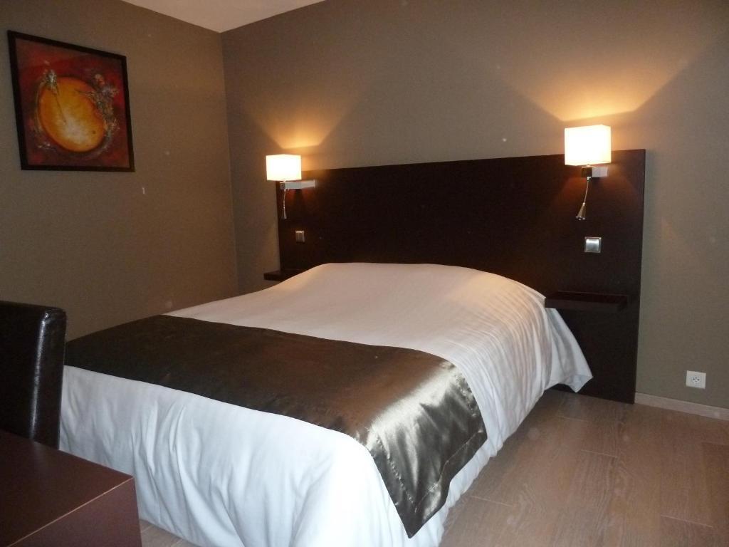 Logis Hotel Le Cheval Blanc Langres Room photo