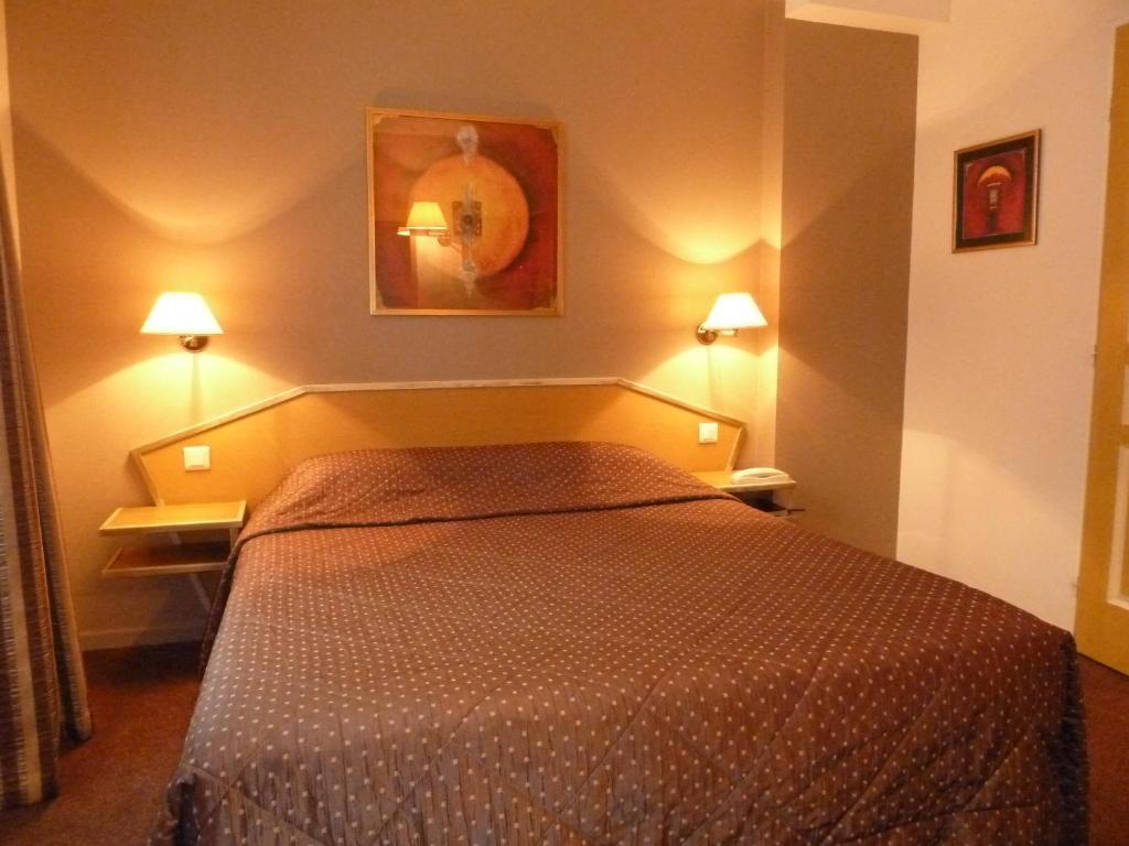 Logis Hotel Le Cheval Blanc Langres Room photo